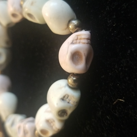 IVORY Skull Pastel Stretch Bracelet - Picture 2 of 4